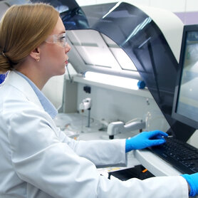 Laboratory operator using a digital control interface for real‑time bioprocess monitoring and automated laboratory workflows.