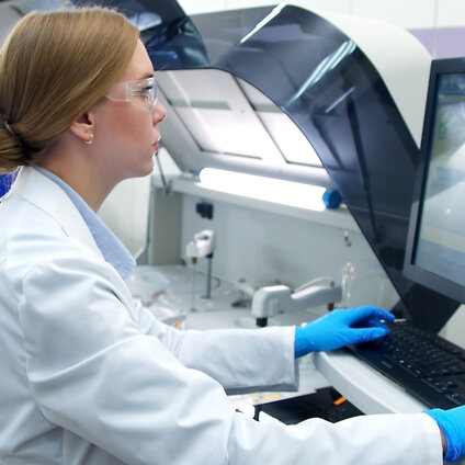 Laboratory operator using a digital control interface for real‑time bioprocess monitoring and automated laboratory workflows.