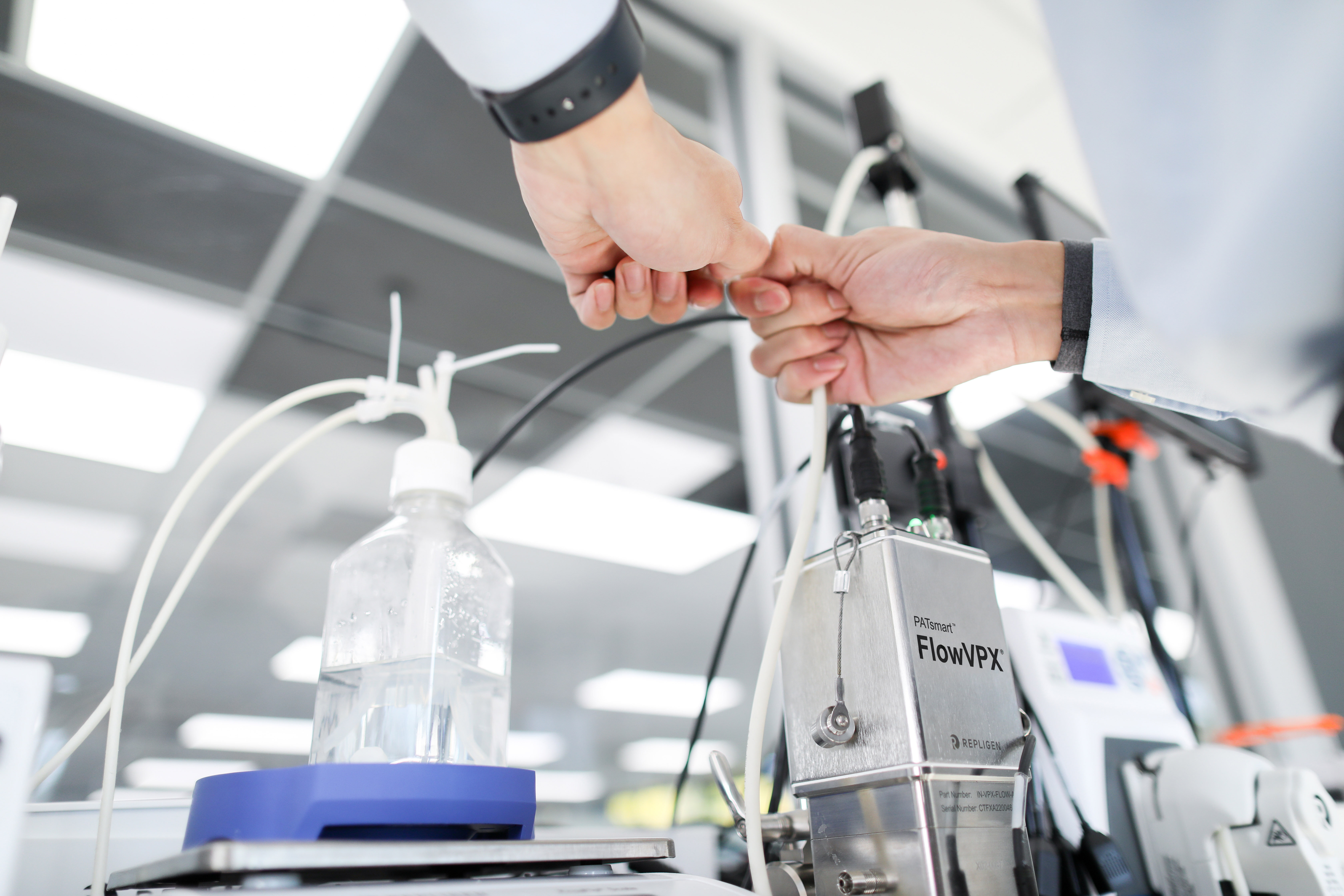 Learn how process analytical technology (PAT), such as the PATsmart FlowVPX in-line spectrophotometer system, can be integrated into bioprocessing skid in order to offer real-time process insights and control.